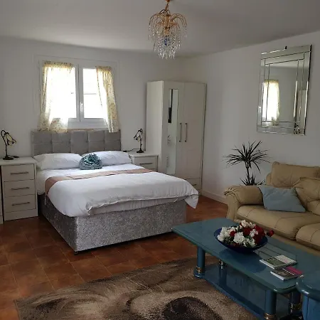 Renard Retreat Bed & Breakfast